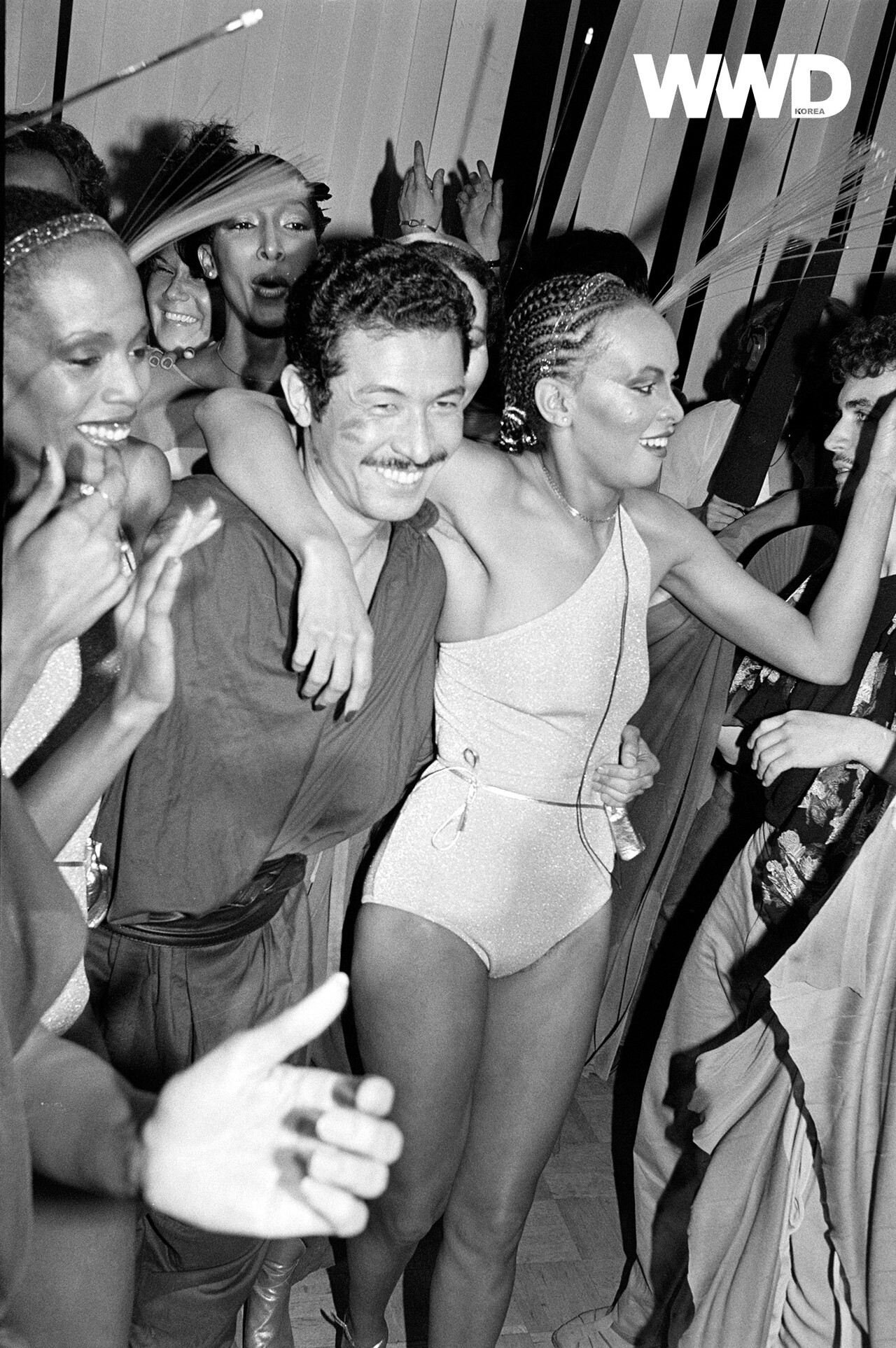 1978년 ‘이스트 미트 웨스트’ 패션쇼 직후 뉴욕의 스튜디오 54에서 열린 애프터 파티에 참석한 이세이 미야케. / WWD