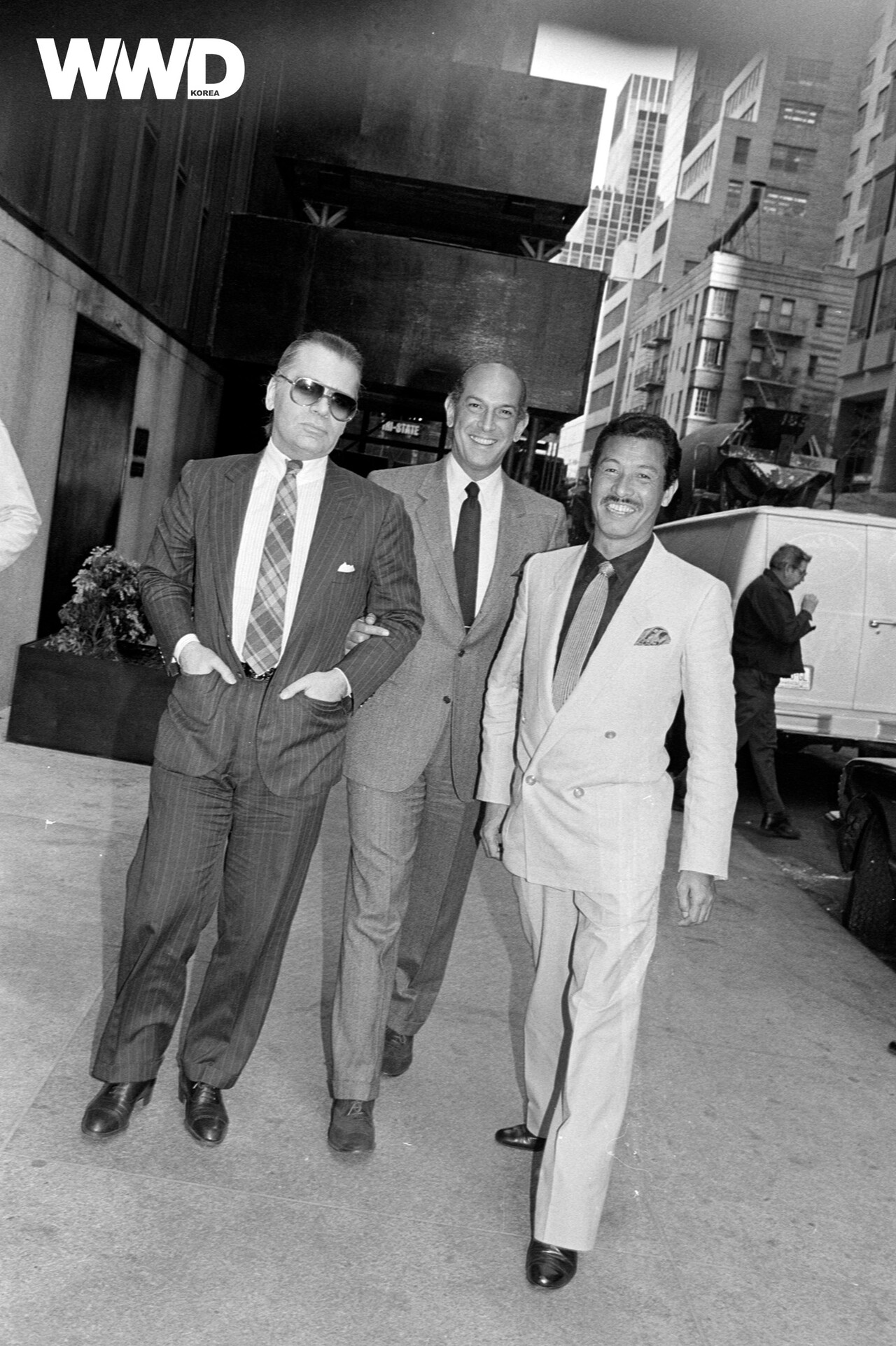 1984년 뉴욕의 포시즌스 호텔 앞에서 디자이너 칼 라거펠트, 오스카 드 라 렌타와 함께한 이세이 미야케. / WWD