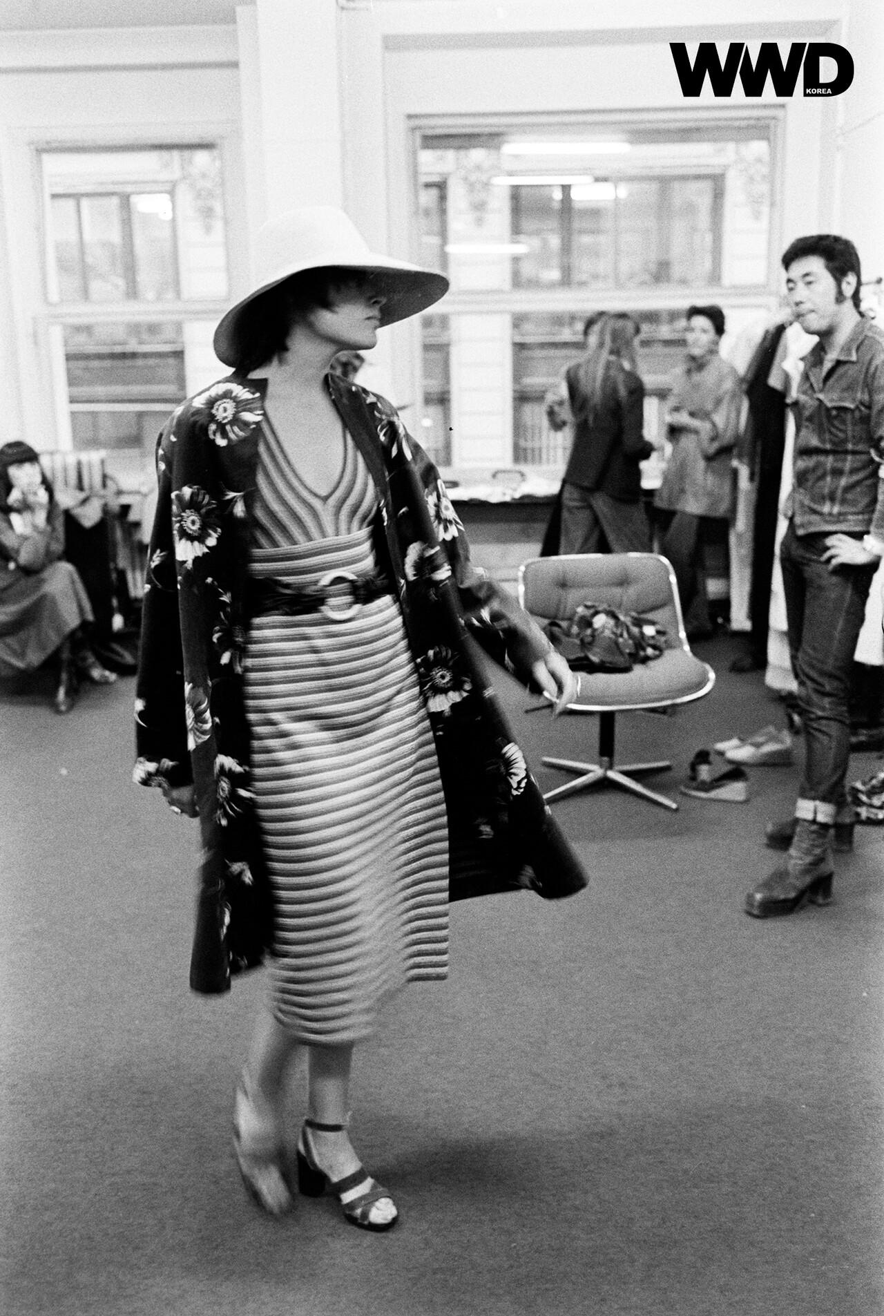 이세이 미야케의 파리 디자인 스튜디오에서 1975년 봄/여름 컬렉션 의상을 입은 모델. / WWD