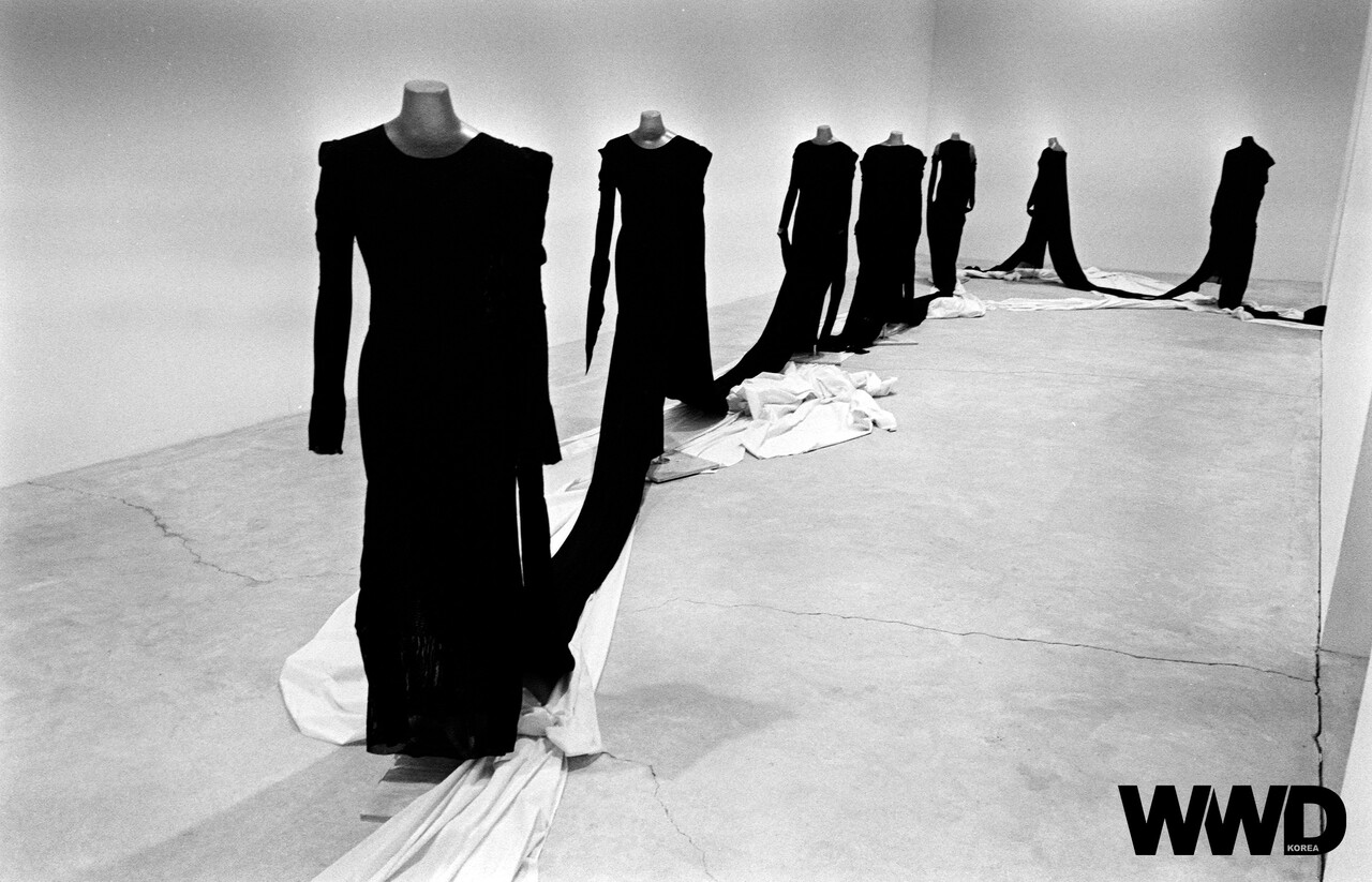 1999년 뉴욕 에이스 갤러리에 전시된 A-POC 의상. 이어진 한 장의 원단으로 여러 벌의 니트 자카르 드레스를 만들었다. / WWD