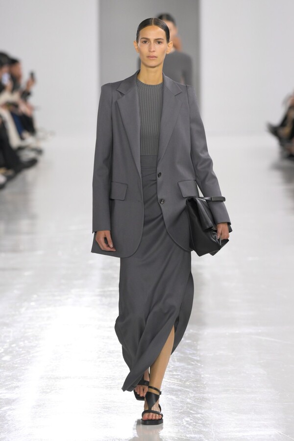 막스마라 2025 S/S < 2025 S/S RTW < Season < Runway < 기사본문
