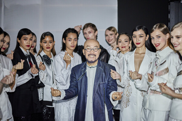 런웨이 모델들과 기념 사진을 찍는 이상봉