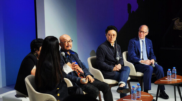 자신의 이야기를 들려주는 완나시리 꽁만, 이상봉, 옥토 청 얀 유, 제임스 팰런