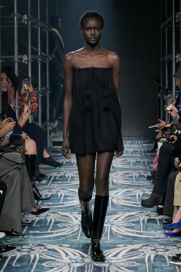 프라다 2025 F/W 컬렉션. 