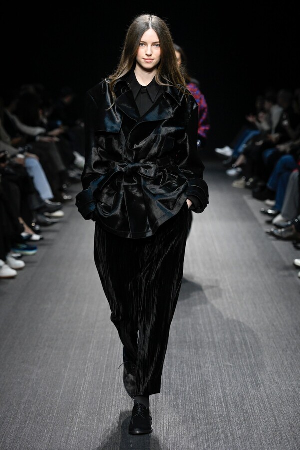 엠포리오 아르마니 2025 F/W 컬렉션. 