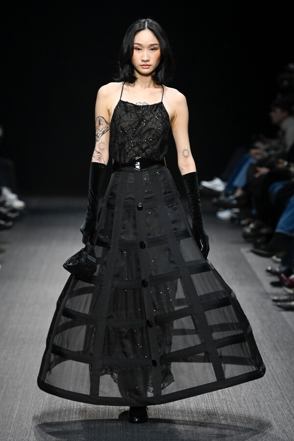 엠포리오 아르마니 2025 F/W 컬렉션. 