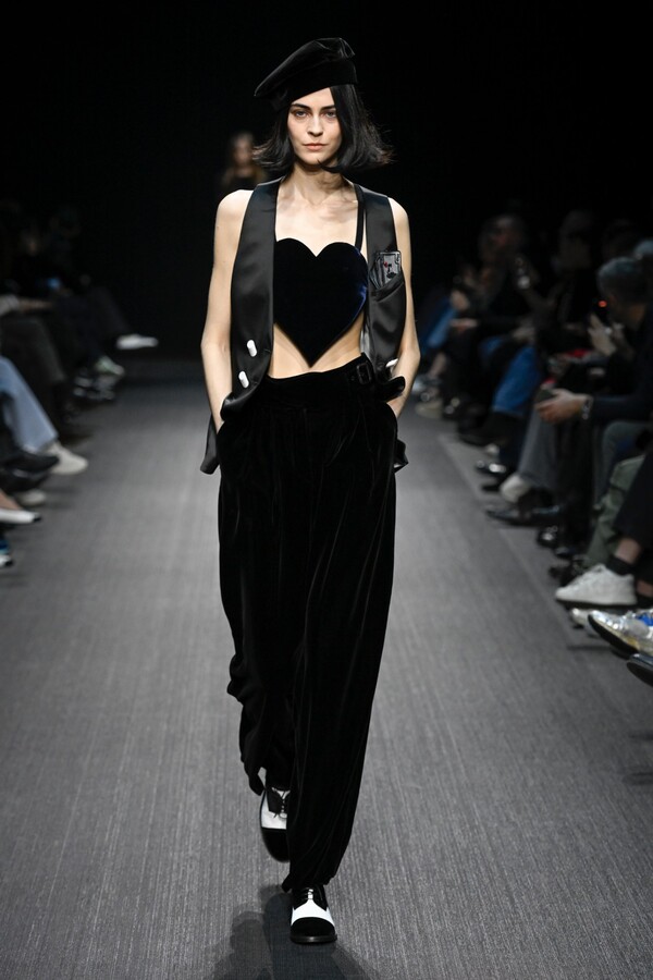 엠포리오 아르마니 2025 F/W 컬렉션. 