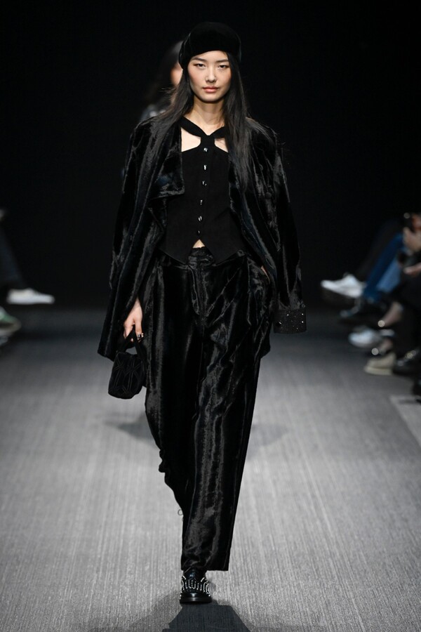 엠포리오 아르마니 2025 F/W 컬렉션. 