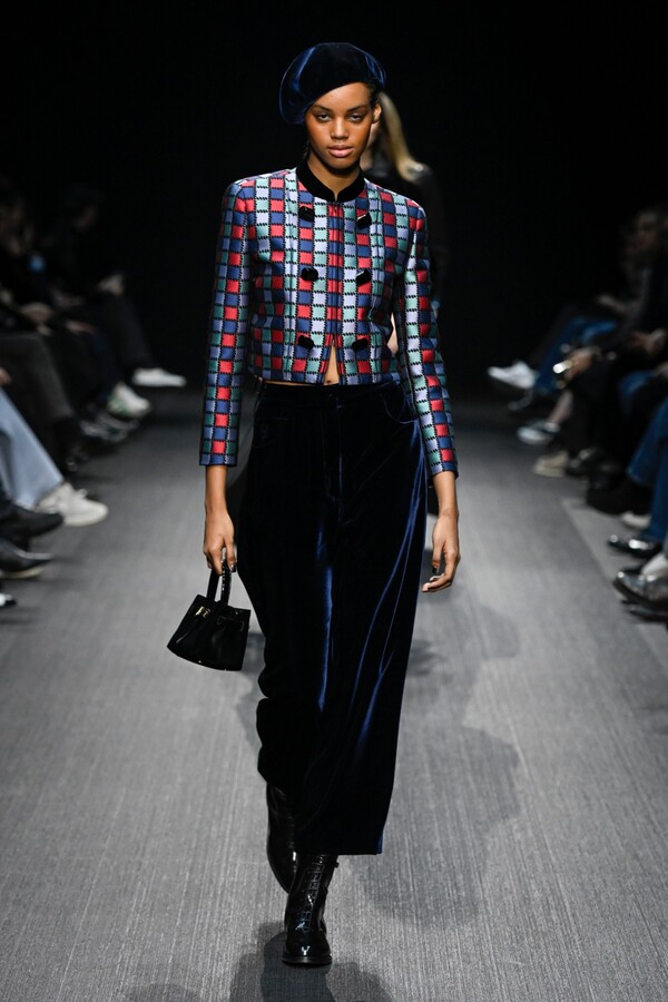 엠포리오 아르마니 2025 F/W 컬렉션. 