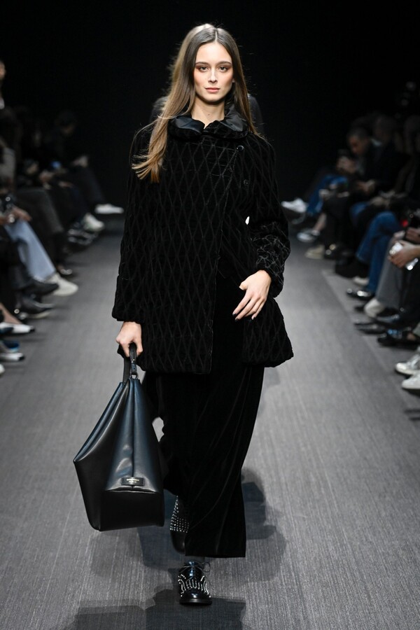 엠포리오 아르마니 2025 F/W 컬렉션. 