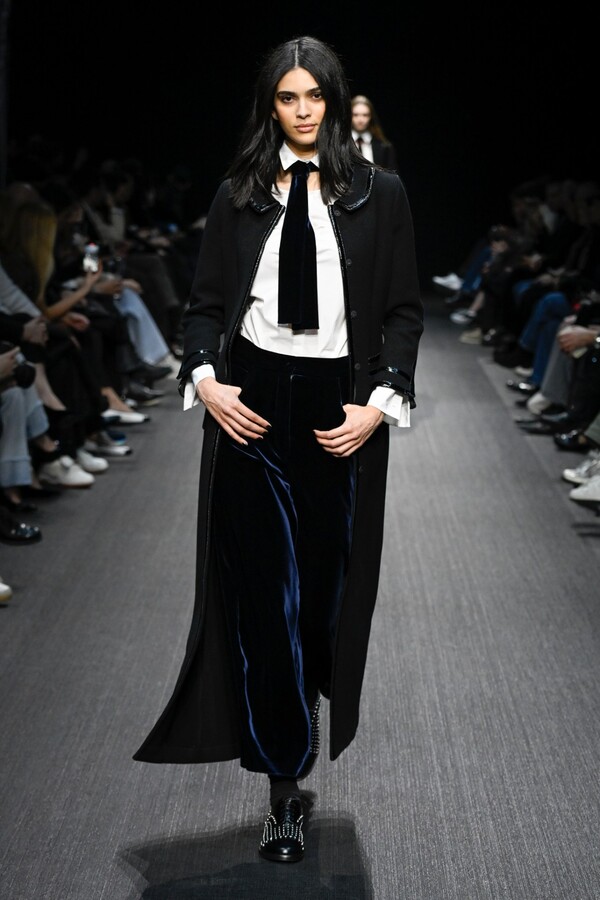 엠포리오 아르마니 2025 F/W 컬렉션. 