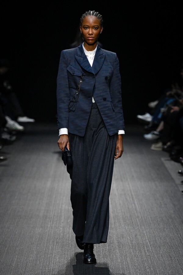 엠포리오 아르마니 2025 F/W 컬렉션. 