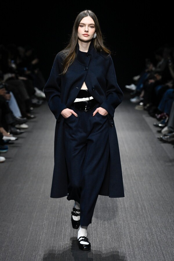 엠포리오 아르마니 2025 F/W 컬렉션. 