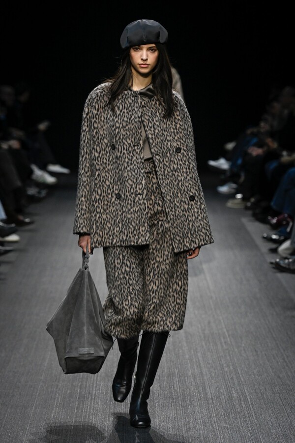 엠포리오 아르마니 2025 F/W 컬렉션. 