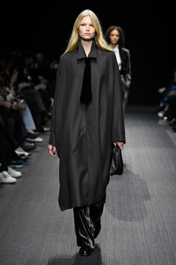 엠포리오 아르마니 2025 F/W 컬렉션. 