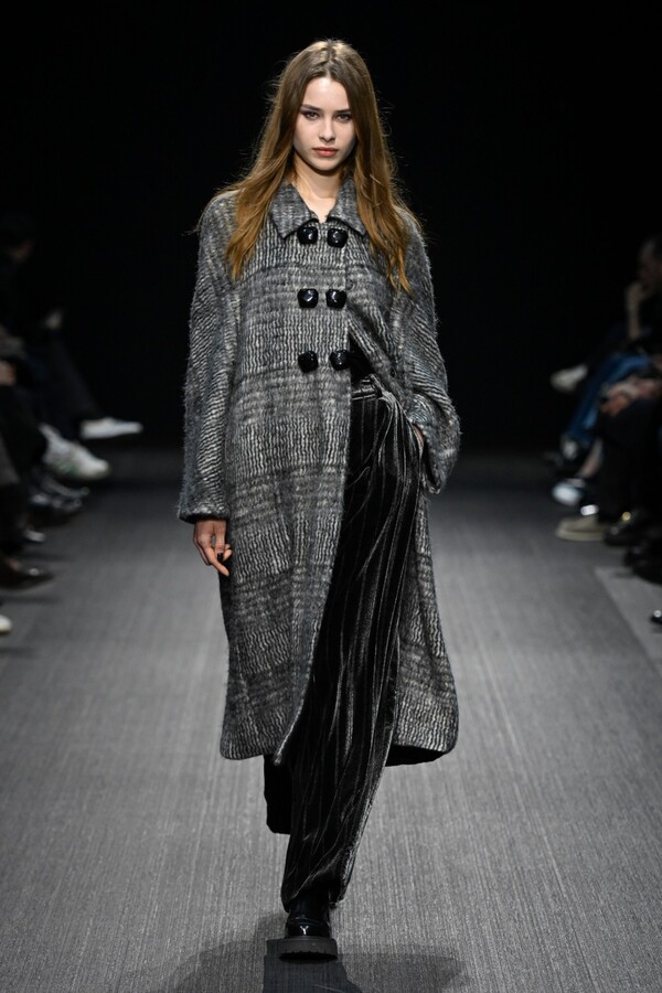 엠포리오 아르마니 2025 F/W 컬렉션. 