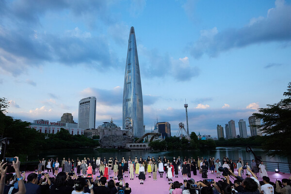 석촌호수에서 진행된 제1회 서울패션로드