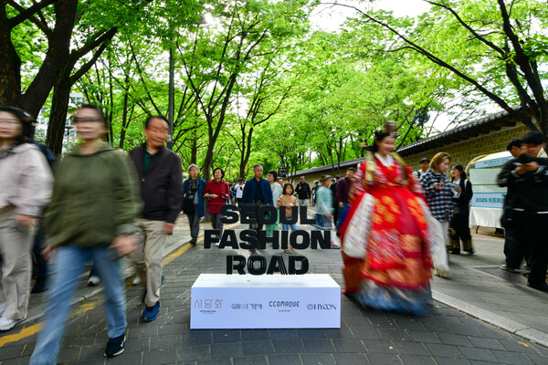 서울의 대표 산책길로 사랑받는 덕수궁돌담길이 서울패션로드의 세 번째 무대로 선정되었다.