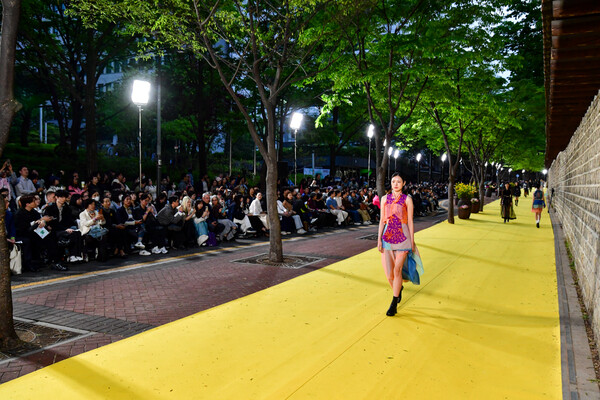 서울패션로드 런웨이를 감상하기 위해 덕수궁돌담길을 가득 메운 관객들 