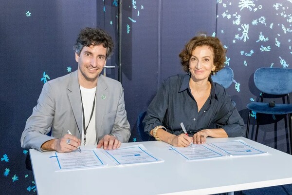 프랑스 니스에서 ‘사람과 바다를 잇는 씨 비욘드 다자간 신탁기금(Sea Beyond Multi-Partner Trust Fund for Connecting People and Ocean)’에 서명한 로렌초 베르텔리와 오드레 아줄레가 ©Prada Group