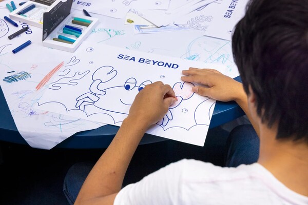 씨 비욘드는 2019년 출범 이후 해양 인식과 교육에 중점을 두고 활동해 왔다. ©Prada Group