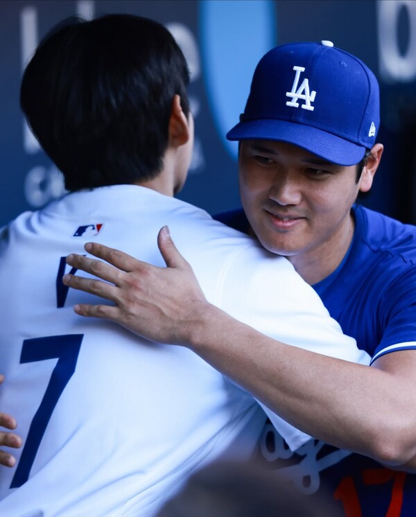 로스앤젤레스 다저스타디움에서 만난 BTS 뷔와 오타니 쇼헤이 / @mlb