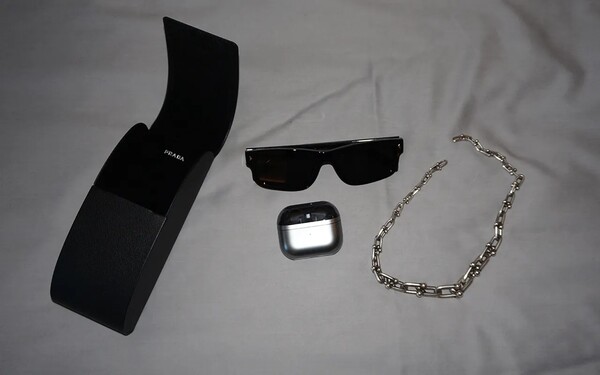 제이크의 투어 필수템 ©Kristine Kwak