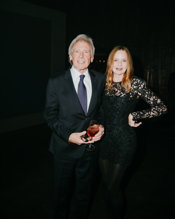 행사에 참석한 해리슨 포드(Harrison Ford)와 스텔라 맥카트니(Stella McCartney) / ©Jade Greene / WWD