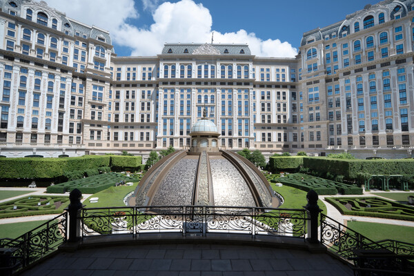 더 칼 라거펠트 마카오 호텔에 머문다면, 그랜드 리스보아 팰리스 리조트의 명소인 ‘자르딤 세크레토(비밀의 정원)’를 반드시 방문해볼 것.