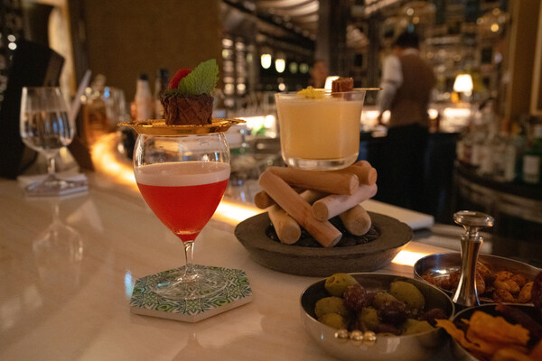 포르투갈과 마카오 스토리를 담은 칵테일과 맛은 물론 시각적인 즐거움까지 선사하는 메사 레스토랑의 주요 메뉴