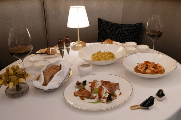 포르투갈과 마카오 스토리를 담은 칵테일과 맛은 물론 시각적인 즐거움까지 선사하는 메사 레스토랑의 주요 메뉴