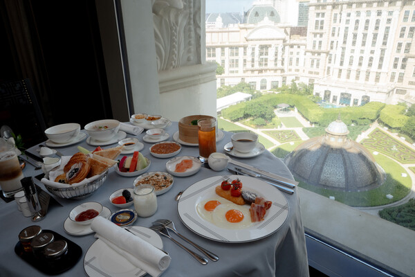 정원 뷰를 배경으로 룸에서 즐기는 조식 세트