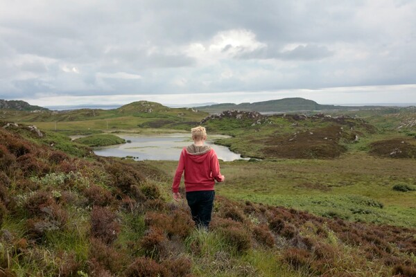 광활한 자연 속에 선 틸다 스윈튼. ©Sandro Kopp, Courtesy of the artist and Eye Filmmuseum