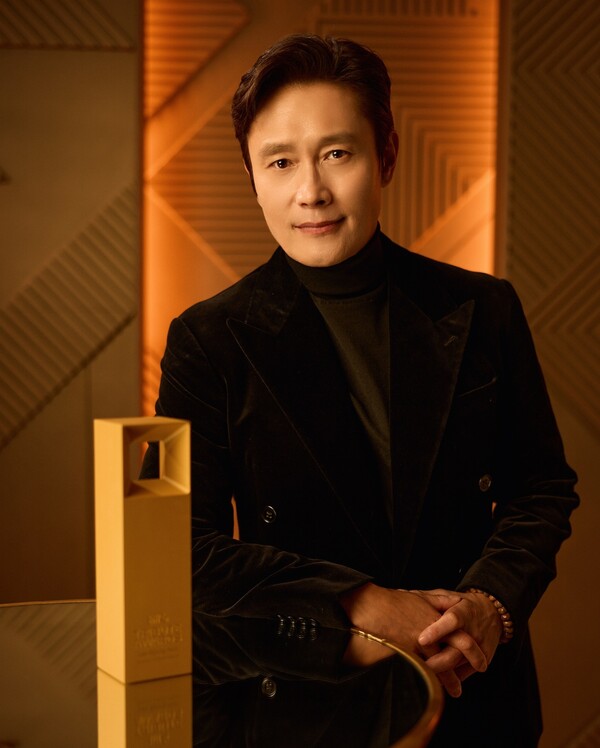  토론토국제영화제(TIFF) 트리뷰트 어워즈 갈라에서 특별공로상을 수상한 이병헌 / @tiff_net