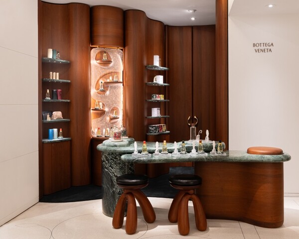 보테가 베네타, 버그도프 굿맨 향수 카운터.  ©Kering Beauté/Daniel Salemi