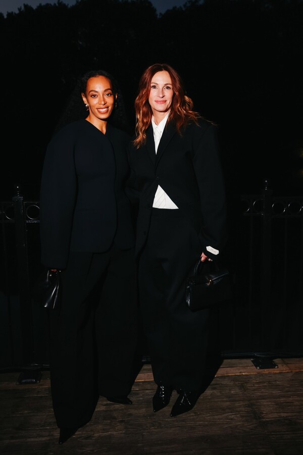 솔란지 놀스와 줄리아 로버츠 © Lexie Moreland/WWD