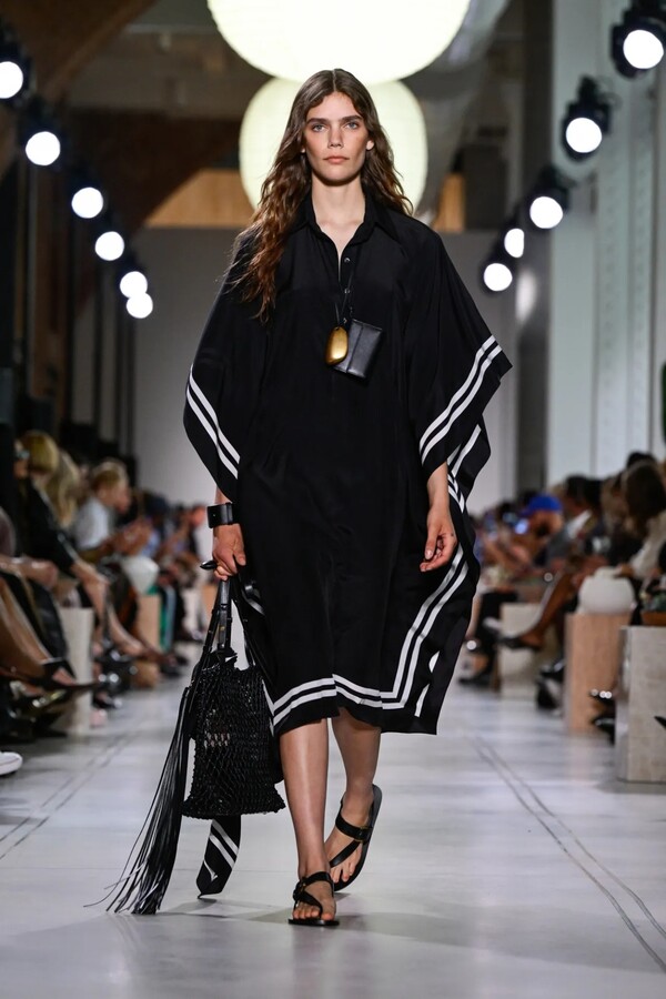 마이클 코어스 봄 2026 레디투웨어 컬렉션 ©Giovanni Giannoni/WWD