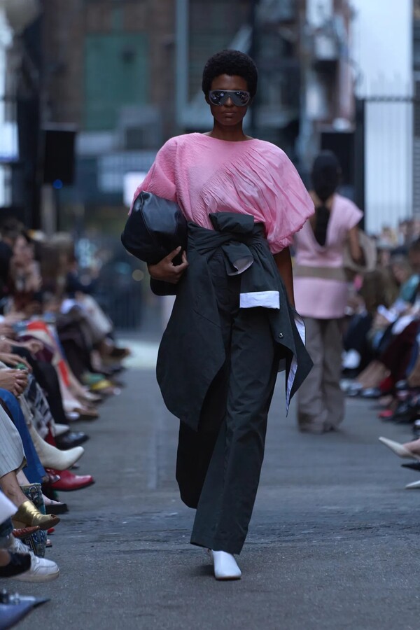 레이첼 코미 봄 2026 레디투웨어 켈렉션 ©Rachel Comey