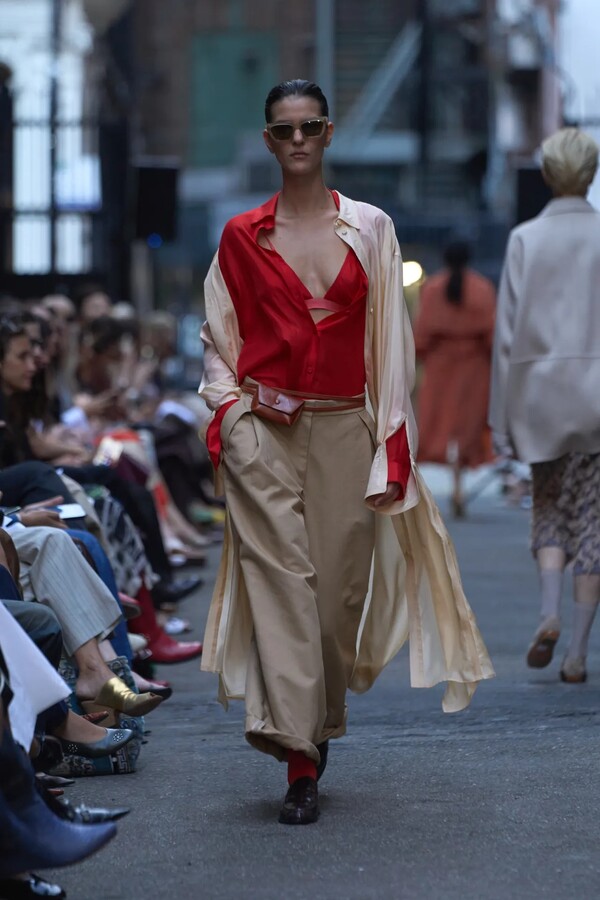 레이첼 코미 봄 2026 레디투웨어 켈렉션 ©Rachel Comey