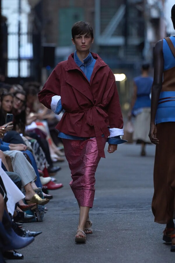 레이첼 코미 봄 2026 레디투웨어 켈렉션 ©Rachel Comey