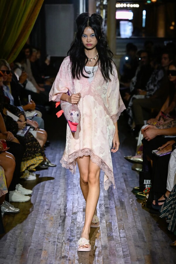 안나 수이 봄 2026 레디투웨어 컬렉션 ©Giovanni Giannoni/WWD