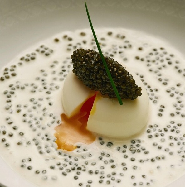 몽시외 디올에서 선보이는 야닉 알레노의 ‘오프 크리스챤 디올(Oeuf Christian Dior)’ 해석. aora Queyras/Courtesy of Dior