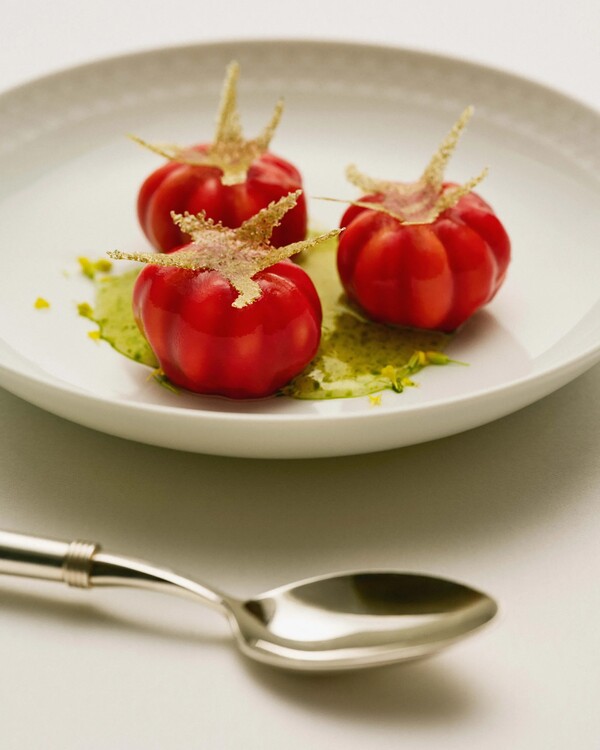 몽시외 디올을 위해 야닉 알레노가 선보인 ‘토마토, 그랑빌 일루전’ 디저트. Laora Queyras/Courtesy of Dior