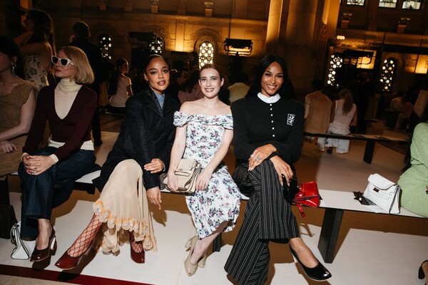 브루클린 원 핸슨 플레이스에서 열린 토리 버치 쇼에 참석한 나오미 왓츠, 테사 톰슨, 엠마 로버츠, 시아라 / ©Lexie Moreland