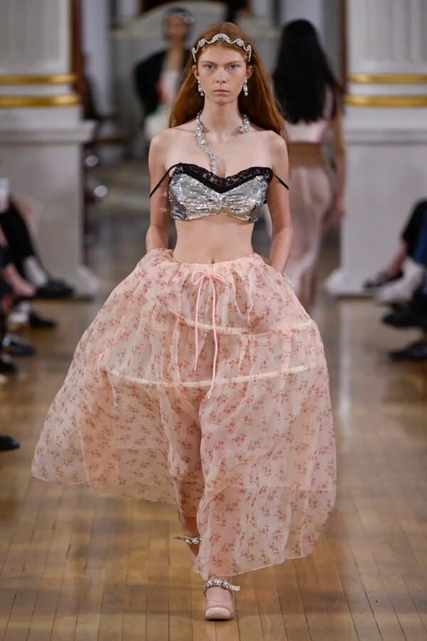 시몬 로샤 2026 봄 레디투웨어 컬렉션 ©Giovanni Giannoni/WWD