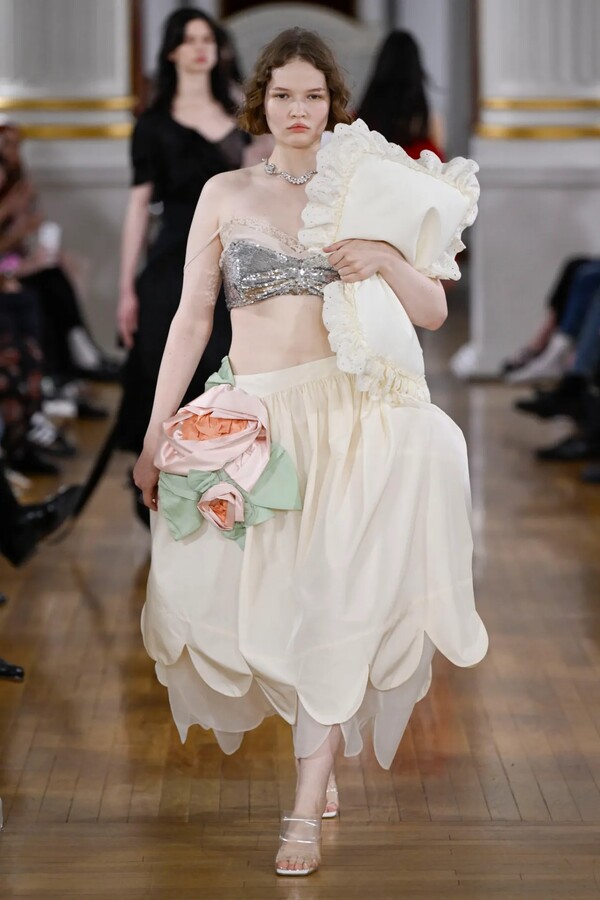 시몬 로샤 2026 봄 레디투웨어 컬렉션 ©Giovanni Giannoni/WWD​​​​​​​