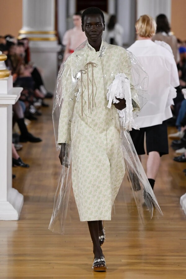 시몬 로샤 2026 봄 레디투웨어 컬렉션 ©Giovanni Giannoni/WWD​​​​​​​