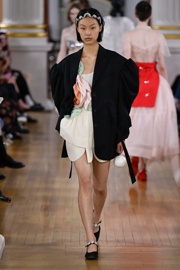 시몬 로샤 2026 봄 레디투웨어 컬렉션 ©Giovanni Giannoni/WWD​​​​​​​