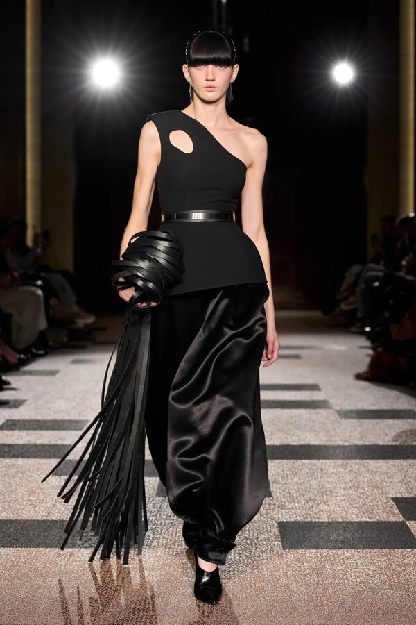 록산다 2026 봄 레디투웨어 컬렉션 ©Roksanda