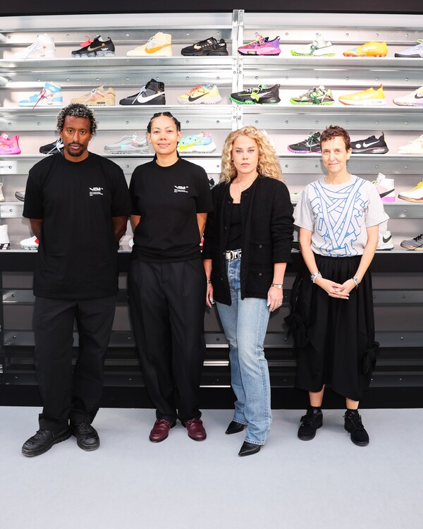 파리에서 열린 전시 에서 마푸즈 술탄, 클로에 술탄, 섀넌 아블로, 사라 안델만 ©Thomas Razzano/BFA.com/Courtesy of the Virgil Abloh Archive